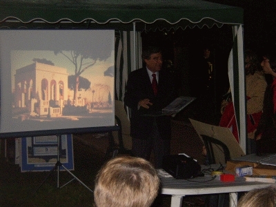 Enrico Luciani durante l'esposizione