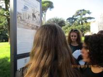 La prof. Sabrina Pantani con gli alunni che leggono il pannello illustrativo VILLA SPADA