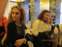 La prof. Sabrina Pantani nella cripta del Mausoleo: un’alunna ha appena letto Marta Della Vedova