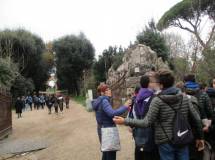 La prof.ssa Cristina Ganassi davanti a Villa Pamphili organizza la classe III F