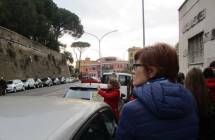 La prof. Cristina Ganassi segue la spiegazione delle brecce svolta da Daniela Donghia