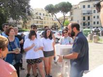 Anche Scuola famiglia: per la II E dell’IC Via Fabiola, plesso Bezzi, Elisabetta e Mirea con il genitore Rocco Nizzari che autorizza le immagini