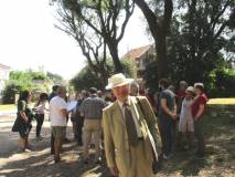 Sul viale dei combattimenti Enrico Luciani, oggi col cappello, mostrerà l’immagine di Mameli in appoggio alle spiegazioni di Roberto Calabria