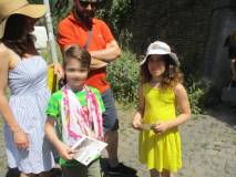 Ancora Scuola famiglia, sono piccoli ma bravi a venire con i genitori, e ricevono in premio le figurine e la guida /percorso dei pannelli illustrativi