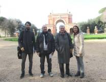 Il gruppo davanti all'Arco dei Quattro Venti, costruito sui ruderi di Villa Corsini