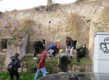 Il gruppo alla salita dell’ottavo bastione: i ragazzi si divertono