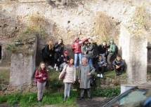 La classe chiede una foto ricordo sulle Mura gianicolensi con la prof. Matilde Sarti ed Enrico Luciani