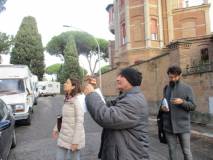 Alessandro Granata fa le foto per la classe, Claudio Mancini prende appunti
