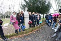 La prof.ssa Valentina Marani con le sue alunne davanti al busto di Colomba Antonietti (nome della scuola purtroppo superato)