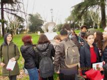 Le ragazze e i ragazzi del Liceo Manara davanti al suo busto