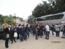 Arrivano! Il pullman è davvero grande … La prof.ssa Luisa Molinaro subito in sintonia con la nostra Noemi Grimaldi