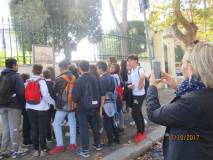 Sofia e Sara leggono il pannello Villa Spada : l’estrema difesa dei Bersaglieri lombardi e la morte di Luciano Manara