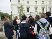 La classe III H ascolta il racconto del 3 giugno 1849 svolto da Noemi Grimaldi: accanto a lei la prof.ssa Luisa Molinaro