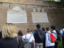Arriviamo a Villa Sciarra: dopo la scoperta delle brecce dei francesi vengono lette e commentate le LAPIDI AFFIANCATE
