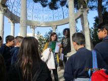 A Villa Sciarra i ragazzi sostano al “tempietto”: a conferma dei misteri e delle magie del luogo troviamo un’attrice, cui facciamo leggere la tragica storia della ninfa Furrina