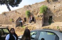 Due ragazze vanno a vedere la vista di Monteverde dall’ottavo bastione