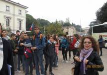 Arrivano in pullman a Villa Pamphilj le classi III D e L dell’IC G. Montezemolo-Tre Fontane: in primo piano la prof.ssa Flavia Feola