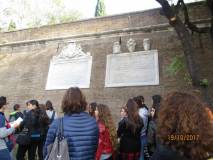 Dopo la visita ai luoghi dei combattimenti del 3.6.1849 subito a Villa Sciarra: le lapidi affiancate
