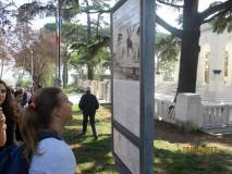 Al Mausoleo Sofia legge il panello che spiega il Mausoleo Ossario