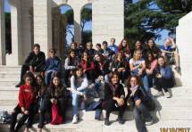 Foto ricordo per la classe III D : in primo piano sulla destra le prof.sse Cristina Cicoria e Flavia Feola