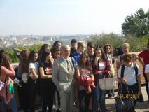 Al Fontanone Enrico Luciani è ripreso insieme ai ragazzi e alle ragazze contenti e festosi