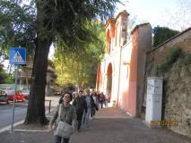 L’arrivo della III B alla Basilica San Pancrazio: arrivano a piedi per evitare attese del bus, in testa la prof. Iaquinta