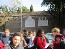 Le lapidi affiancate leggibili : un plauso alla Sovrintendenza di Roma Capitale