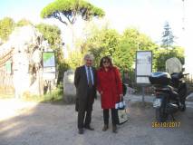 Enrico Luciani con Daniela Donghia a Largo 3 giugno, attendono la III E: il traffico non consente di arrivare in tempo e l’appuntamento è spostato al Museo
