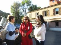 Al Museo della Repubblica romana la prof.ssa Sandra Corsini parla con Donghia: a destra l’assistente Caterina De Lucia Lumeno