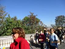 Daniela Donghia e la prof.ssa Sandra Corsini si dirigono verso il Parco Gianicolense, in tempo per lo sparo di mezzogiorno
