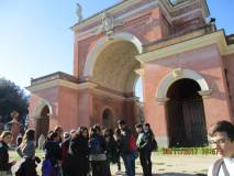 Dove oggi è l’aiuola lì nel 1849 era piazzata la batteria francese che sparava contro i “Romani” distruggendo il Vascello e Porta San Pancrazio