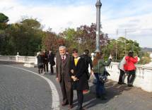 Enrico Luciani con la prof.ssa Francesca Giglio davanti al Fontanone indicano la strada verso il Parco del Gianicolo