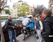 Lungo Via del Vascello la prof.ssa Paola Presentini parla del Casale Giacometti con il proprietario Antonello Soccorsi, proprietario dell’attuale ristorante “Scarpone”
