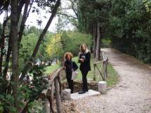Le prof.sse Luciana Palomba e Rossana Agostino salutano Enrico Luciani che sta svolgendo un sopralluogo nella zona “vietata” del settimo bastione, occupata dal servizio Giardini