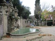 La fontana monumentale dei Fauni a Villa Sciarra e lo sfondo disegnato dal litografo Raffet