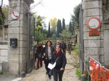 L’uscita dal cancello di Villa Sciarra: Mariapaola e Cristina Angeleri guidano il gruppo