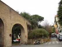 Dopo il passaggio davanti agli archi si sale verso l’ottavo bastione