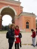 La prof.ssa Luciana Palomba insieme alla guida Daniela Donghia sotto l’Arco dei Quattro Venti