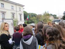 Daniela Donghia al pannello del 3 giugno 1849 spiega la battaglia: in primo piano sulla sinistra la prof. Rossana Agostino