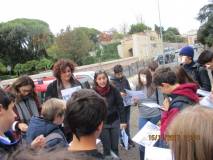La guida Mariapaola Pietracci Mirabelli con la prof.ssa Cristina Angeleri ed Elisabetta Cristiano spiegano l’ immagine dei luoghi ai ragazzi e ragazze, assai attenti