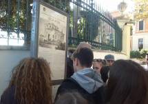 I ragazzi della III D al cartello di Villa Spada