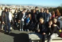 Bella foto al Fontanone con vista splendida su Roma; la III D con la prof.ssa Elisabetta Puce e Massimo Capoccetti