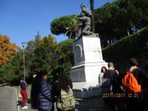 Sulla via di ritorno si passa sotto il monumento di Ciceruacchio