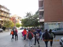 Il gruppo passeggia per Monteverde alla ricerca della fermata dell’autobus per andare a Piazzale Ostiense e lì prendere il trenino per ACILIA. Buon viaggio!