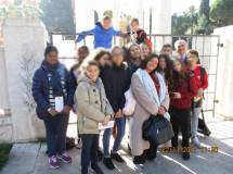 Foto di gruppo per la terza E dell’ IC Calderini al Mausoleo Ossario, insieme a Enrico Luciani: in primo piano il giovane Sergio Garibaldi e la prof.ssa Sara Protopapa