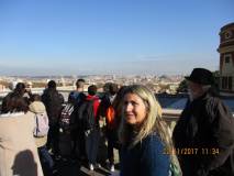 La prof.ssa Loredana Antonelli davanti al Fontanone. Alle spalle il panorama di Roma.