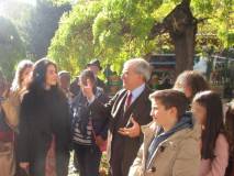 Enrico Luciani in visita ai Busti del Parco blandisce una bella birmana – indossatrice in posa con il suo agente trasteverino- che vuole salutare i ragazzi e mettersi in posa con loro