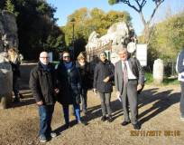 Enrico Luciani va a salutare: (da destra verso sinistra) le prof.sse Daniela Bravi e Bianca Maria Bellocchi accompagnate da Marina Salvoni e Flavio Di Carlo