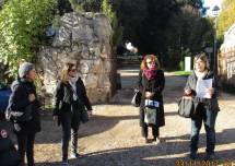Si organizzano i due gruppi: (da sinistra) Maria Paola Pietracci con la prof. Daniela Bravi e Daniela Donghia con la prof. Bianca Maria Bellocchi