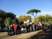 Tutti i ragazzi e le ragazze davanti al viale d’ingresso del 3 giugno 1849. Leggono i personaggi raffigurati da Leone Paladini dall'immagine riprodotta dall'associazione Cipriani e data in omaggio insieme al dépliant